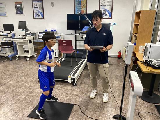 창원1907풋볼 스포츠클럽이 경남체육회 산하 경남스포츠과학센터에서 체력측정을 실시하고 있다. 사진=경남체육회