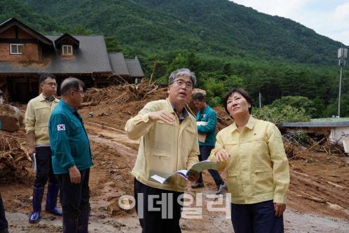 임상섭 산림청장(왼쪽)이 송미령 농림축산식품부장관(오른쪽)과 20일 경남 산청군 산청읍 내리 산사태 피해지를 점검하고 있다. (사진=산림청 제공)