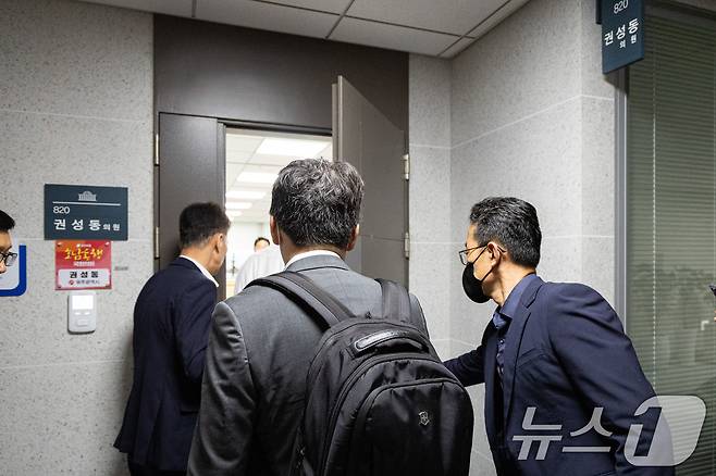 김건희 여사의 각종 의혹을 수사하는 민중기 특별검사팀이 '건진법사-통일교 의혹' 관련해 권성동 국민의힘 의원에 대한 강제수사에 착수한 지난 18일 서울 여의도 국회 의원회관 권 의원 사무실로 특검 관계자들이 들어서고 있다. 2025.7.18/뉴스1 ⓒ News1 유승관 기자