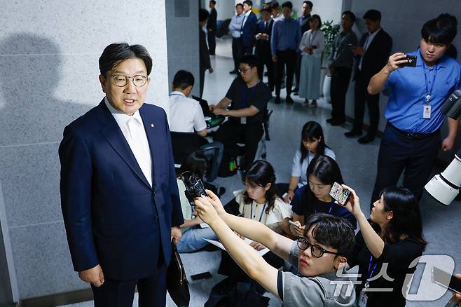 권성동 국민의힘 의원이 18일 서울 여의도 국회 의원회관 자신의 의원실 앞에서 김건희 특검의 '건진법사-통일교 의혹' 압수수색 관련 입장을 밝히고 있다. 2025.7.18/뉴스1 ⓒ News1 안은나 기자