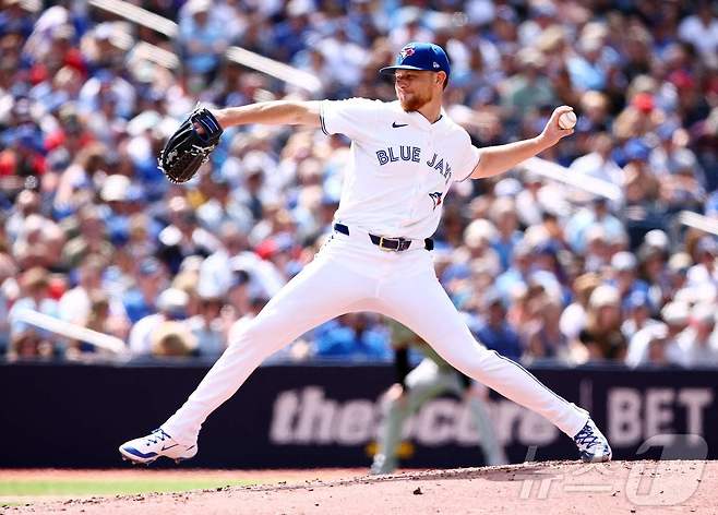 토론토 블루제이스 투수 에릭 라우어가 20일(한국시간) 열린 2025 메이저리그 샌프란시스코 자이언츠전에서 6이닝을 2실점으로 막고 시즌 5승째를 거뒀다. ⓒ AFP=뉴스1