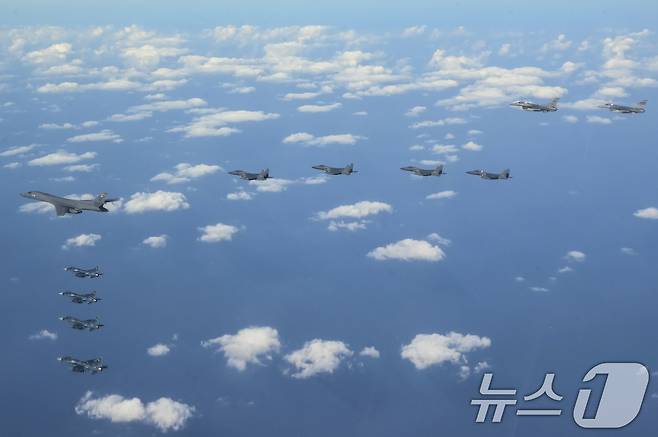 지난해 11월 한미일 3국이 한반도 인근에서 공중훈련을 실시하고 있다. 당시 훈련은 북한의 ICBM 발사에 대응하는 차원에서 실시됐다. 미국의 전략폭격기 전개와 연계해 한국 공군의 F-15K·KF-16 전투기와 미국 공군의 F-16 전투기 그리고 일본 항공자위대의 F-2 전투기가 참가했다. ( 미 공군 제공) 2024.11.3/뉴스1 ⓒ News1 박지혜 기자