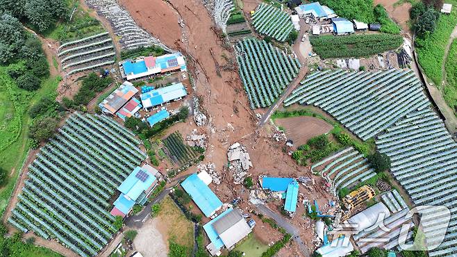 20일 경기 가평군 신상리의 한 야산에서 산사태가 발생해 주택이 파손되어 있다. 이 산사태로 주민 4명이 매몰돼 3명은 구조했고 70대 여성 1명은 숨졌다. 2025.7.20/뉴스1 ⓒ News1 신웅수 기자