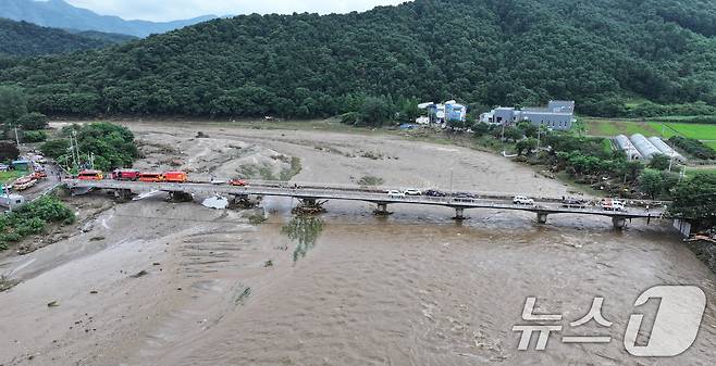 20일 경기 가평군 조종면 대보교에서 물이 범람하는 사고가 발생해 소방대원들이 현장을 통제하고 있다. 2025.7.20./뉴스1 2025.7.20/뉴스1 ⓒ News1 신웅수 기자