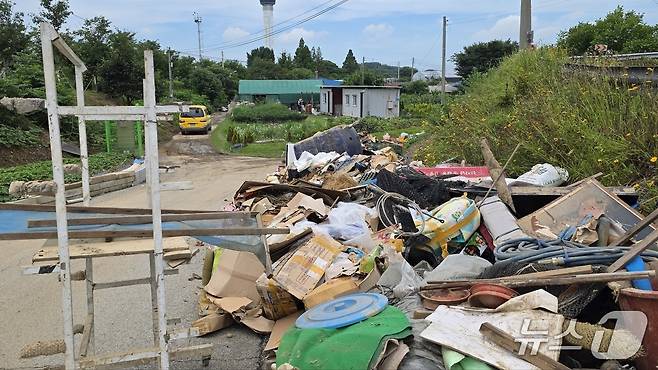 20일 아산 염치읍 석정리 마을 한켠에 침수 피해를 입은 생활도구 등이 수북하게 쌓여 있다. 2025.7.20/뉴스1ⓒNews1 이시우 기자