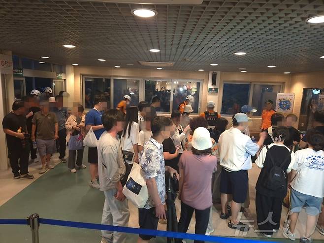 20일 오후 강원 속초시 설악산국립공원 설악산케이블카 권금성 대기소에서 있던 승객들이 하차장에 무사히 도착했다. 소방 당국은 승객들의 안전을 살폈다. 윤왕근 기자 2025.7.20/뉴스1 ⓒ