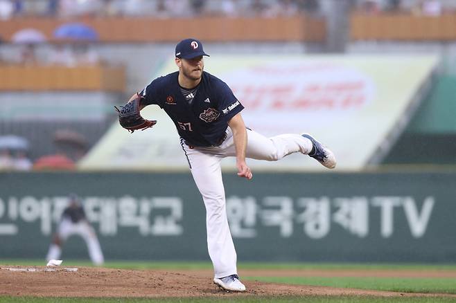 두산 콜 어빈이 19일 인천SSG랜더스필드에서 열린 2025 KBO리그 정규시즌 SSG전에서 역투하고 있다. 사진 | 두산 베어스