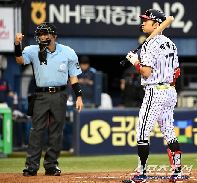 19일 잠실야구장에서 열린 롯데와 LG의 경기, 5회말 박해민이 3루심의 체크스윙 삼진 판정에 아쉬워하고 있다. 잠실=허상욱 기자wook@sportschosun.com/2025.07.19/