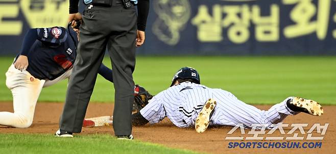 19일 잠실야구장에서 열린 롯데와 LG의 경기, 5회말 2사 1루 LG 문보경 타석때 1루주자 김현수가 2루 도루를 성공하고 있다. 잠실=허상욱 기자wook@sportschosun.com/2025.07.19/