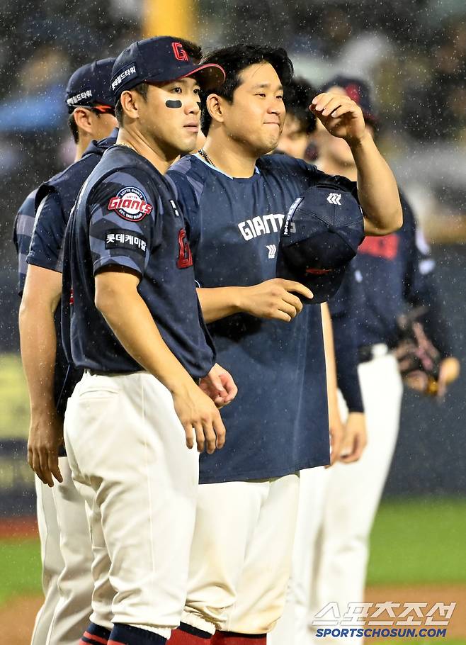 19일 잠실야구장에서 열린 롯데와 LG의 경기, 롯데가 6대1로 승리했다. 전준우와 유강남이 LG 선수단에 인사를 하고 있다. 잠실=허상욱 기자wook@sportschosun.com/2025.07.19/