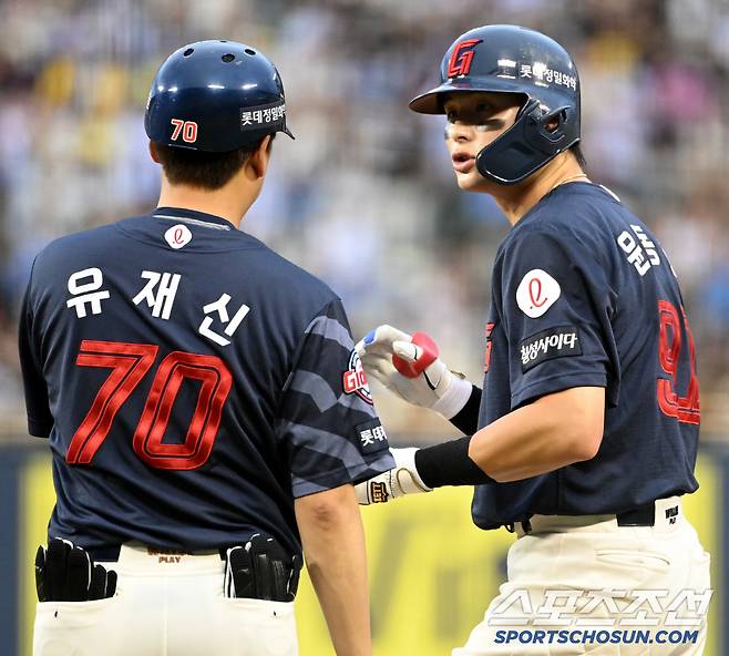 19일 잠실야구장에서 열린 롯데와 LG의 경기, 4회초 사 1,2루 롯데 윤동희가 선취 1타점 적시타를 치고 기쁨을 나누고 있다. 잠실=허상욱 기자wook@sportschosun.com/2025.07.19/