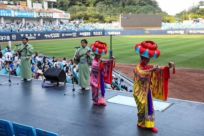 2023년 8월 온나손 민손공연단의 라팍 공연.