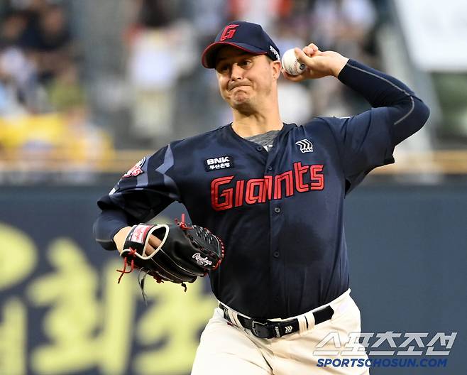 19일 잠실야구장에서 열린 롯데와 LG의 경기, 롯데 선발투수 데이비슨이 역투하고 있다. 잠실=허상욱 기자wook@sportschosun.com/2025.07.19/