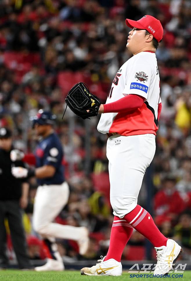 15일 광주KIA챔피언스필드에서 열린 롯데와 KIA의 경기, 8회초 무사 1루 KIA 조상우가 롯데 레이예스에 추격의 2점홈런을 내주며 아쉬워하고 있다. 광주=허상욱 기자wook@sportschosun.com/2025.05.15/