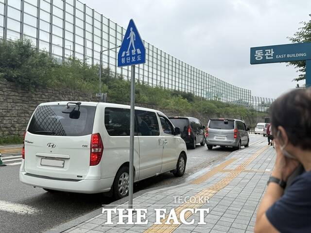 대학병원 앞 약국(문전약국)에서 차량을 동원한 환자 호객행위를 하면서 위법 논란이 일고 있다. 환자들은 대체로 "편하다"는 입장이지만, 관할 구청은 불법 주정차 문제로 골머리를 앓고 있다. /정인지 기자