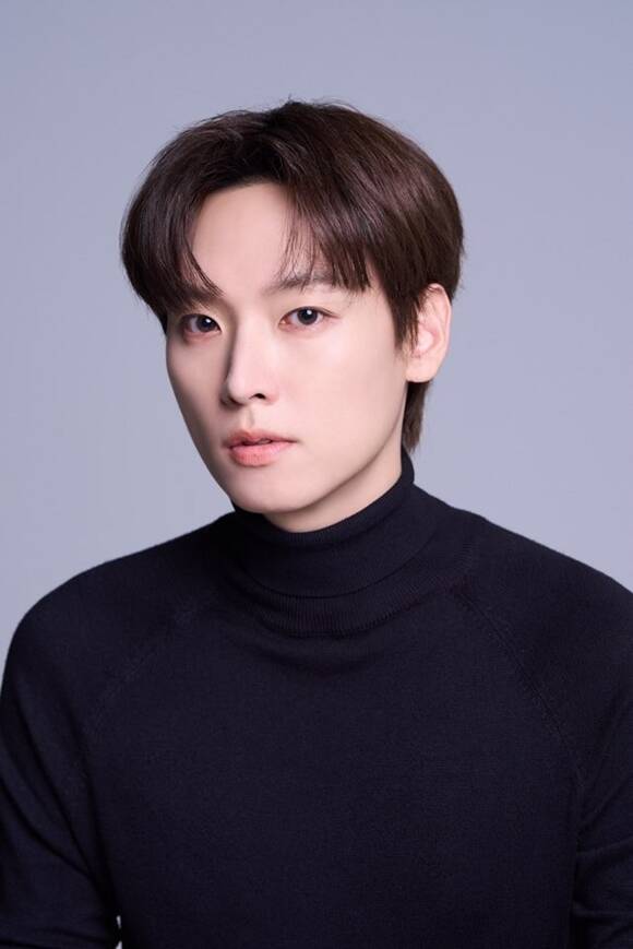 SF9 멤버 겸 뮤지컬 배우 인성은 지난 9일 <더팩트>와 만나 '오세이사' 공연 관련 인터뷰를 진행했다. /FNC엔터테인먼트