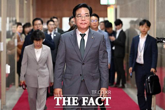 송언석 국민의힘 비상대책위원장이 이재명 대통령과 만나 강선우 여성가족부 장관 후보자와 이진숙 교육부 장관 후보자에 대한 지명 철회를 요구했다. 송 위원장이 18일 서울 여의도 국회의장실 앞에서 무차별적 압수수색 영장남발 협조 관련 항의방문을 마치고 이동하고 있는 모습. /남용희 기자