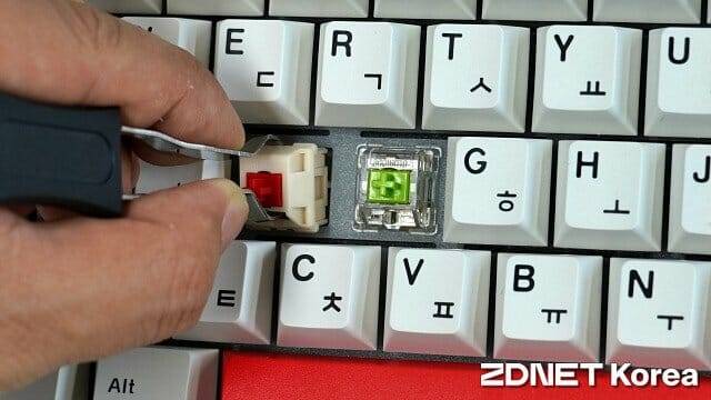 취향에 맞게 5핀 배열 키 스위치를 자유롭게 교체할 수 있다. (사진=지디넷코리아)