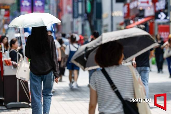 중구 명동에서 시민들이 양산으로 햇볕을 가리고 있다. 아시아경제DB
