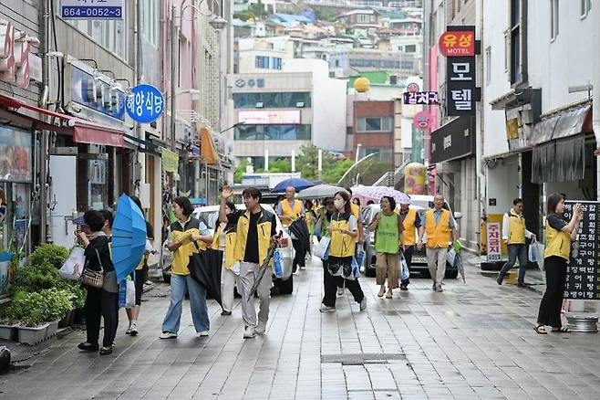 여수시(시장 정기명)는 18일 중앙동 이순신광장에서 ‘음식점 친절서비스 캠페인’을 실시했다. 여수시