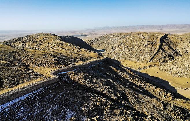 손자병법은 춘추시대 활약했던 손무(孫武)가 남긴 병법서다. 현대에 이르러서도 사람들이 세상을 살아가는 데 필요한 처세서로 많이 읽힌다. 사진은 중국 네이멍구(内蒙古)자치구 구양(固陽)에 있는 만리장성. 진나라 시절 유적이다. 진시황은 혼란스러웠던 전국을 통일하면서 춘추전국시대를 끝낸 후 북방 유목민족의 침입을 막기 위해 전국시대 각국이 쌓은 성을 연결·확장했다. /신화사