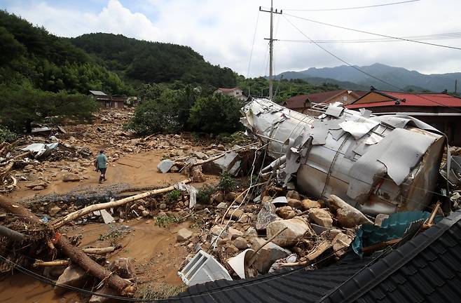 20일 경남 산청군 산청읍 외정마을에 폭우와 산사태로 토사가 흘러내려 주택 등이 파손되는 등 아수라장을 방불케 하고 있다. /뉴스1