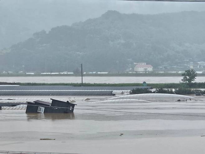 19일 경남 산청 생비량면 마을 일대가 집중호우로 인해 물에 잠겨있다. /뉴스1