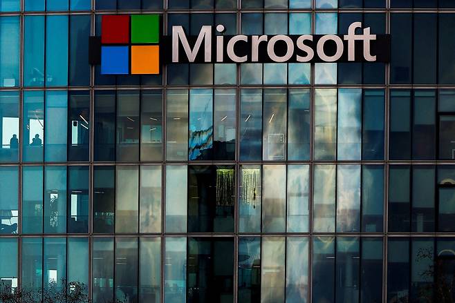 <YONHAP PHOTO-0991> FILE PHOTO: A view shows a Microsoft logo at Microsoft offices in Issy-les-Moulineaux near Paris, France, January 9, 2025. REUTERS/Gonzalo Fuentes/File Photo/2025-07-10 04:05:44/<저작권자 ⓒ 1980-2025 ㈜연합뉴스. 무단 전재 재배포 금지, AI 학습 및 활용 금지>
