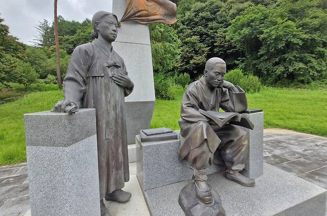 충북 청주시 상당구 낭성면 귀래리의 신채호 박자혜 부부 동상. 김재근 선임기자