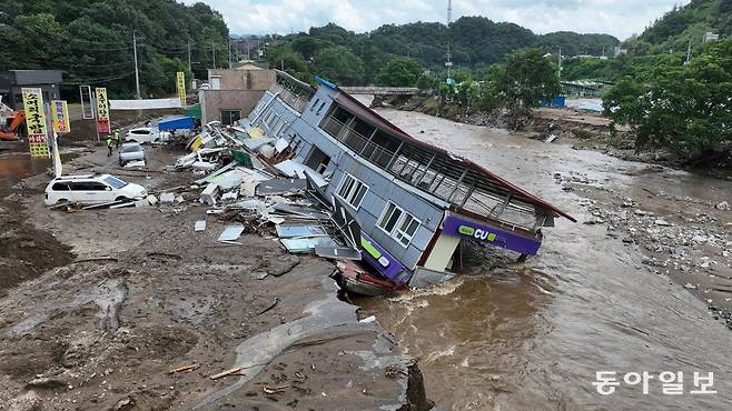 20일 오후 경기 가평군 조종면 십이탄천 인근에 위치한 편의점이 집중호우로 인해 무너져 있다. 양회성 기자 yohan@donga.com