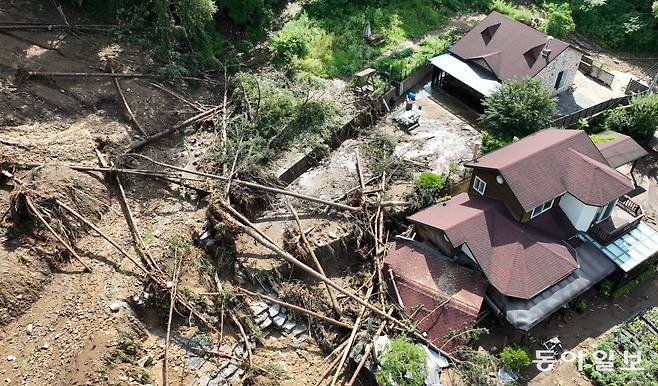 20일 오후 경기 가평군 조종면 신상리의 한 마을이 산사태로 피해를 입었다. 양회성 기자 yohan@donga.com