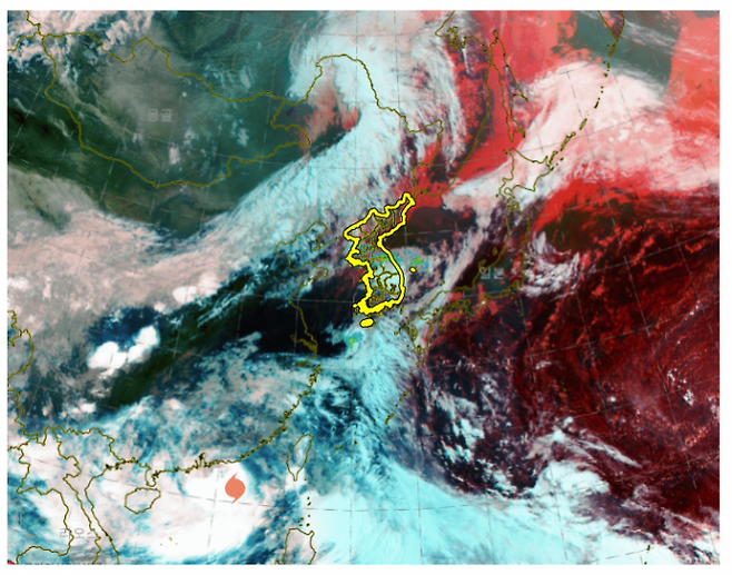 20일 오전 위성 영상. 북태평양 고기압이 일본 동쪽 해상에서 확장되며 한반도 전역을 덮고 있고, 강수대는 경기북부와 강원북부를 중심으로 북상 중이다. 기상청 제공