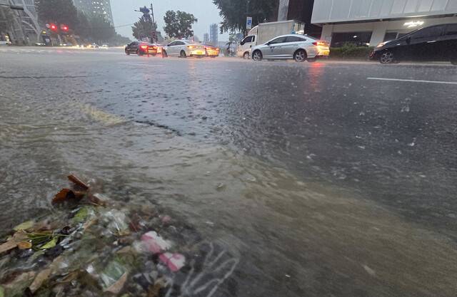 폭우가 내린 지난 17일 오전 서울 종로구 안국역 사거리 인근 도로가 빗물로 가득하다. 연합뉴스