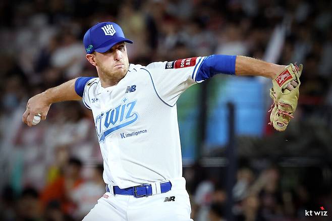 케이티 위즈 패트릭 머피가 18일 수원 케이티위즈파크에서 열린 2025 KBO리그 한화 이글스와 경기에 중간 계투로 등판해 공을 던지고 있다. 케이티 위즈 제공