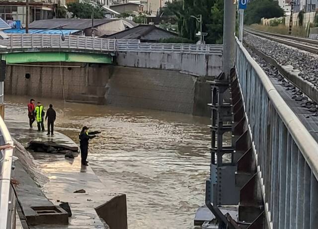 18일 광주광역시 북구 신안교 인근 광주천에서 소방대원들이 실종자를 수색하고 있다. 광주소방안전본부 제공