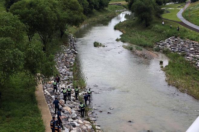 지난 18일 오후 세종시 나성동 제천변에서 경찰이 물에 휩쓸려 실종된 40대 남성을 수색하고 있다. 연합뉴스