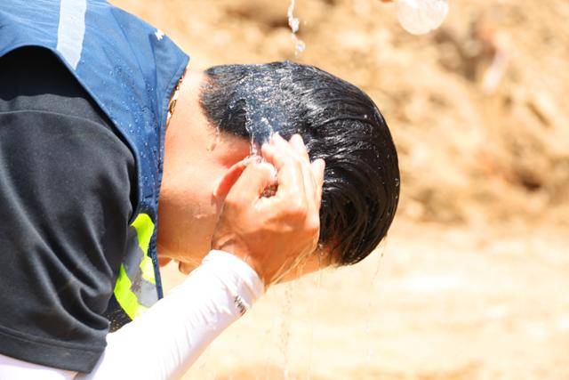 2일 대구 중구 한 건설현장에서 작업자가 냉수를 머리에 끼얹으며 무더위를 식히고 있다. 연합뉴스