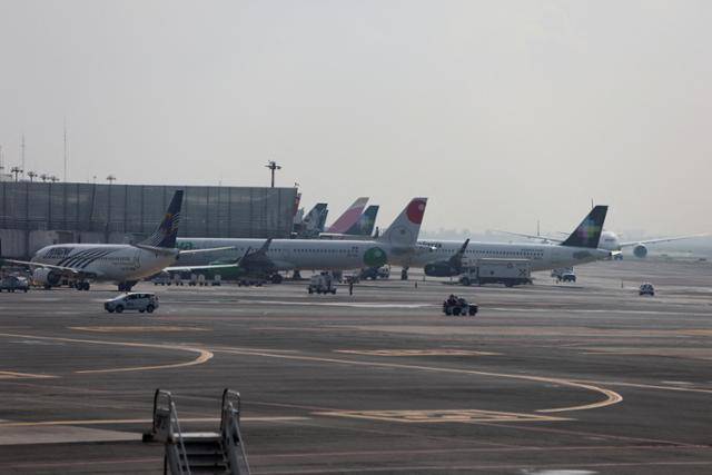 19일 멕시코 수도 멕시코시티의 베니토 후아레스 국제공항 활주로에 비행기들이 이륙을 기다리고 있다. 멕시코시티=로이터 연합뉴스