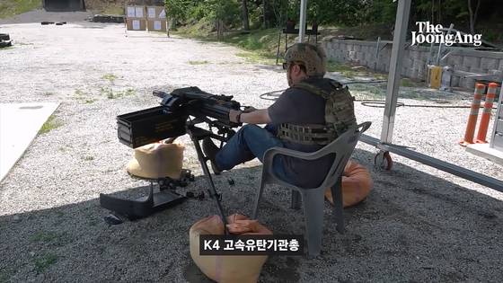 최현호씨가 K4 고속유탄기관총을 쏘고 있다. 화면 캡처