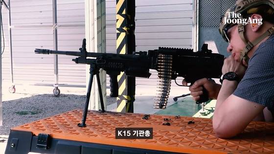 최현호씨가 K15 경기관총을 사격하고 있다. 기동 중 사격하는 데 잡을 수 있는 권총손잡이가 보인다. 화면 캡처