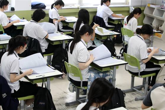 2025학년도 7월 고3 전국연합학력평가가 치러진 지난 10일 오전 대구 수성구 대구여자고등학교에서 고3 학생들이 1교시 국어 영역 시험을 시작하고 있다. 뉴스1