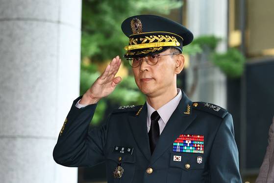 김용대 드론작전사령관이 무인기 작전과 관련해 피의자 신분으로 조사를 받기 위해서 지난 17일 서울고등검찰청에 있는 조은석 내란 특검팀에 출석하며 입장을 밝힌 뒤 경례하고 있다. 김종호 기자