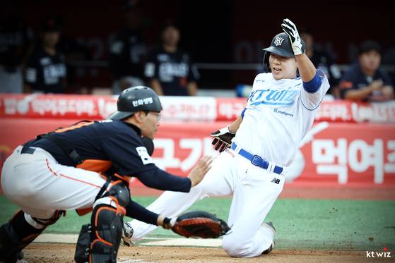 KT 이정훈이 19일 수원 한화전에서 1회 득점을 시독하고 있다. 사진 KT 위즈