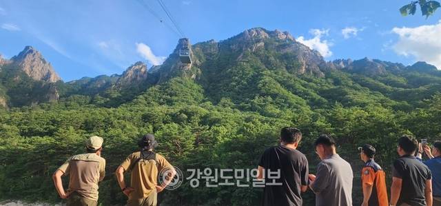▲ 설악산 권금성 케이블카 멈춤 사고로 87명의 탑승객들이 공포와 두려움에 떨고 있다. 김주현 기자