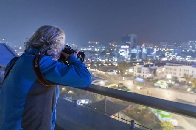 ▲취재에 열중하는 심인섭 씨