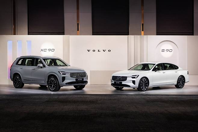 이달 초 동시에 출시된 신형 XC90(왼쪽)과 S90. 볼보자동차코리아 제공