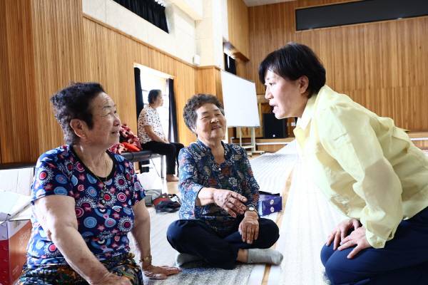 송미령 농림축산식품부 장관(왼쪽)이 20일 산청군에서 폭우를 피해 복지회관으로 피신한 주민들을 위로하고 있다. 농식품부 제공