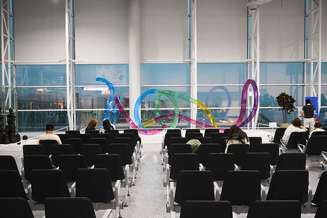 "US crack" by Jung Hye-ryun at Gimpo International Airport (KAMS)