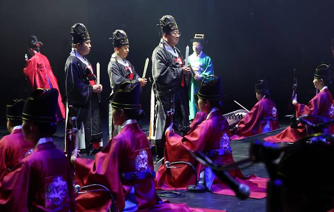 이장우 대전시장이 18일 대전시립연정국악원 신청사 개관 10주년 기념행사에서 종묘제례악 연주에 맞춰 '대전의 번영과 국악원의 발전'을 기원하는 퍼포먼스를 하고 있다. 대전시