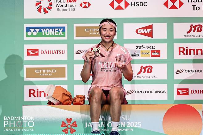 20일(한국시간) 일본 도쿄에서 열린 세계배드민턴연맹 월드투어 일본오픈 여자단식에서 우승을 차지한 안세영이 시상대에서 포즈를 취하고 있다. 대한배드민턴협회 제공